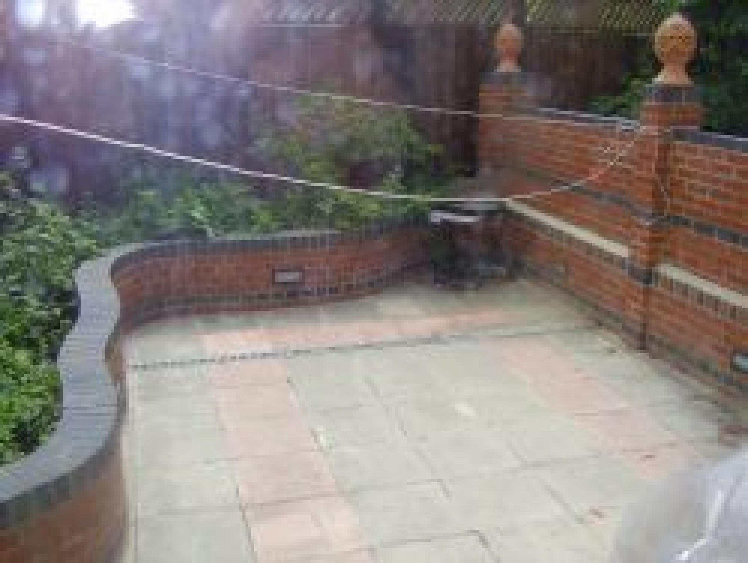 			4 Bedroom, 1 bath, 1 reception Flat			 Powis Gardens, GOLDERS GREEN NW11 NW11